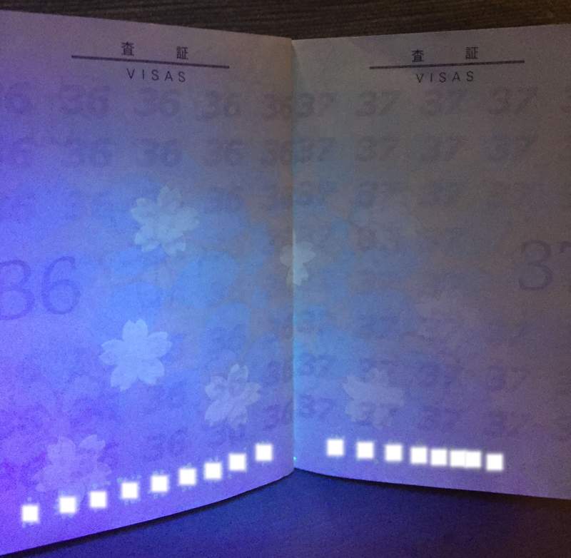 最美護照！　加拿大護照「防偽螢光線」巧思超驚豔　紫外線燈一照「瞬間讚嘆」！