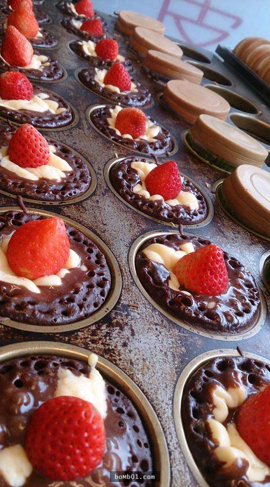 草莓季節限量供應的「大顆草莓配巧克力餅皮」就在桃園，爆漿的餡料光用看的就讓人受不了！