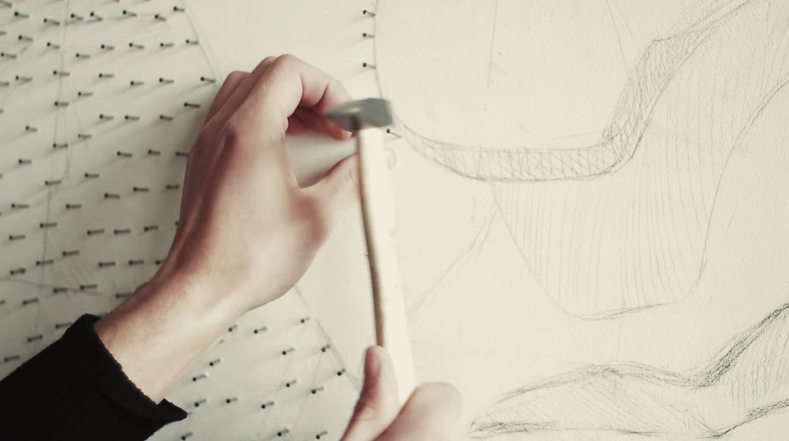 型男藝術家用釘子＋黑線「畫畫」　展示神技巧完成巨星肖像
