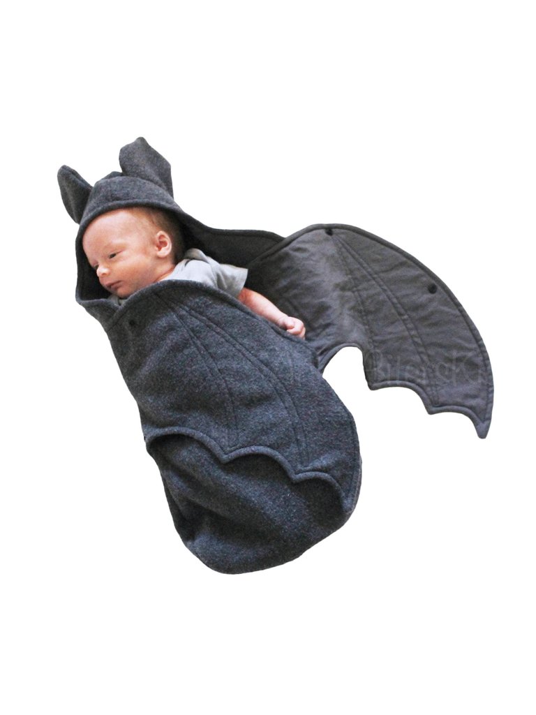 蝙蝠俠前傳！萬聖必備「寶寶蝙蝠睡袋」　萌臉小蝙蝠張開翅膀很可以♡