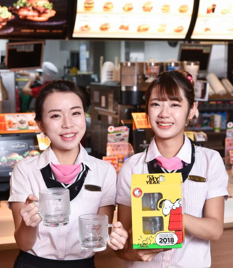 史努比控不活了！　麥當勞推新年限定「史努比光雕對杯」　台灣獨家今天開搶！
