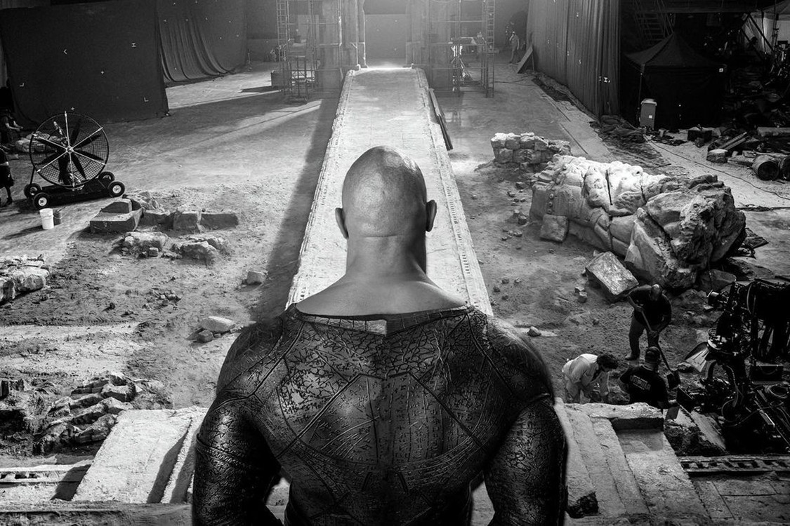 DC反英雄片《黑亞當》預告來了！　巨石強森「黑色戰衣」登場：能徒手接子彈