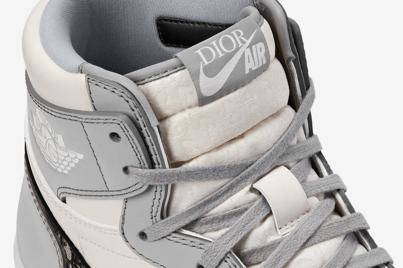 錢包出大事！Dior「Air Jordan1聯名鞋」首曝光　Nike勾勾也化身經典圖騰！