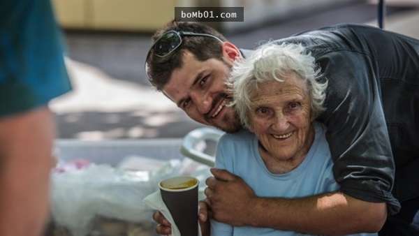 91歲老奶奶給街友派發食物「38年從不間斷」，當她遭遇嚴重車禍時…她的決定令所有人都超震驚！