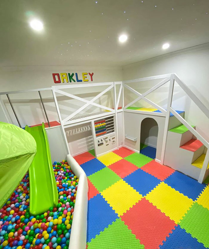 神人老爸用父愛力量改造簡陋空間　幫兒子蓋出超好玩「七彩樂園房」