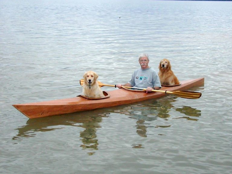 退休爸想帶2毛孩郊遊～　改造單人皮艇「一人一個位」坐得剛剛好♡