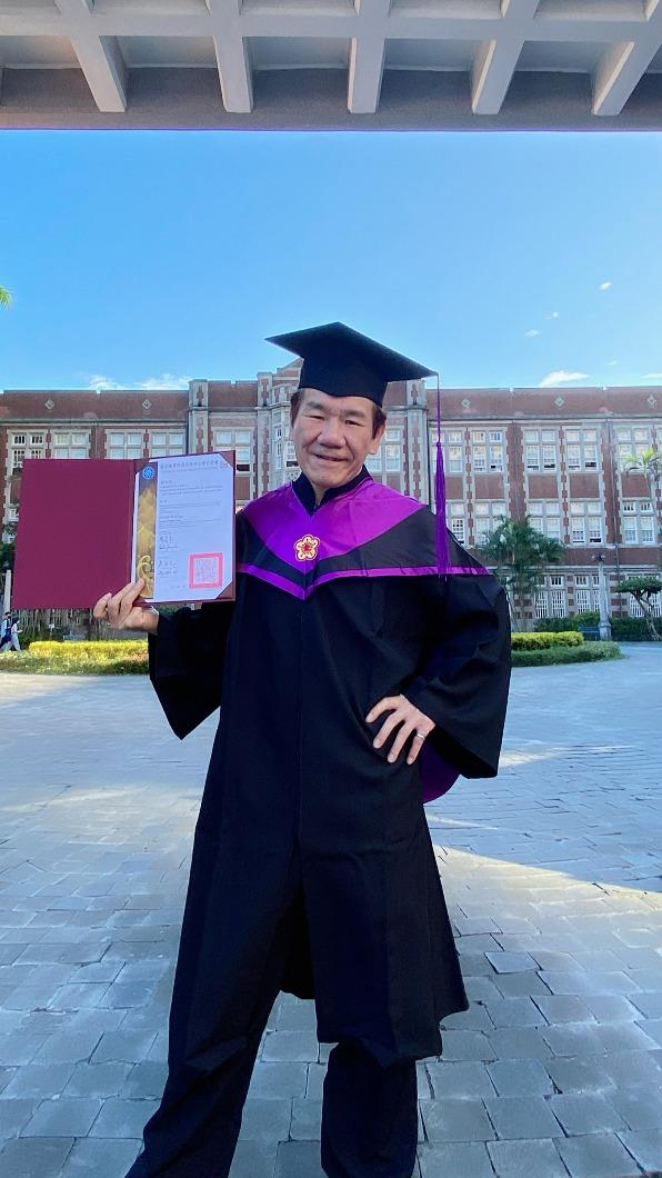 最強「老不休」！61歲趙傳疫情間「摘碩士學位」　苦讀3年終於畢業