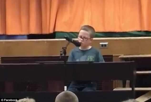 10歲小男孩彈唱約翰藍儂經典名曲　一開口就讓現場家長淚崩