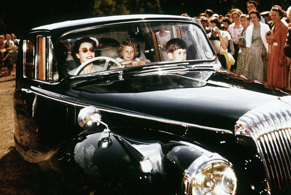 92歲英國女王自駕出遊「保鑣被逼到後座」　一發動車子...副駕凱特笑很僵