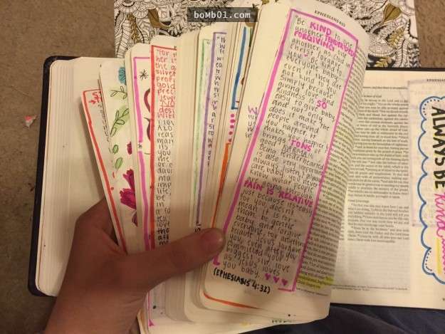 這位16歲女生在聖誕節把男友曾送給她的聖經「回送給他」，困惑的男友一打開聖經就當場呆住了…