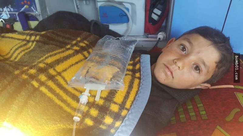 敘利亞8歲男童雙腿被炸彈炸飛只能癱地，他無助喊出的「那句話」讓全世界都淚崩…