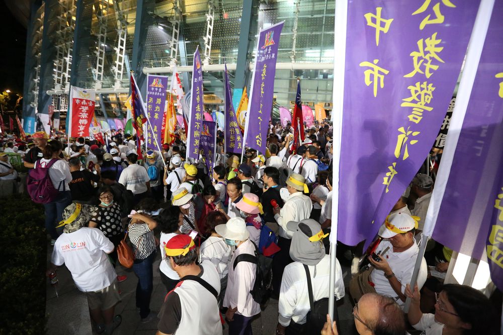 反年改團體「突襲世大運」害台灣丟臉到家，主導的「退警社團」動員文章終於曝光！