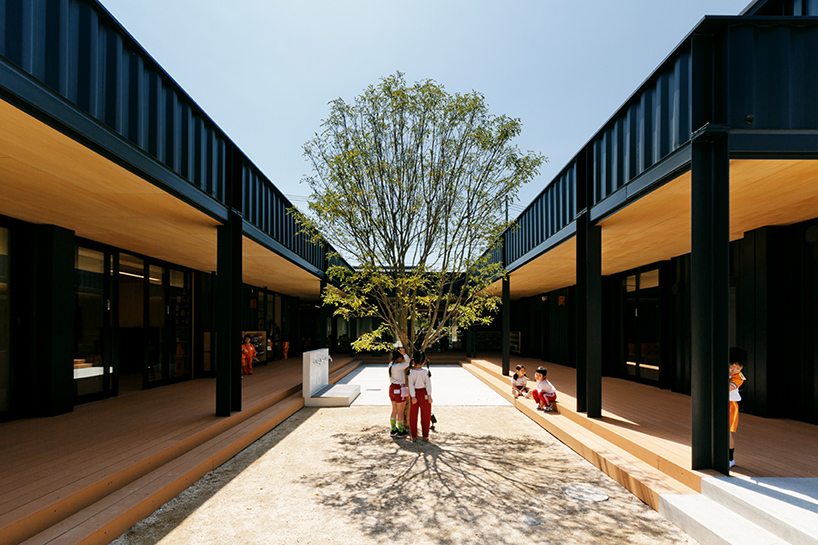 日本設計師用「貨櫃」打造出抗震又舒適的幼兒園，家長看了裡面環境都超想把小孩送進去！