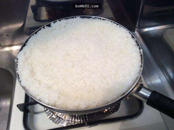用平底鍋就可以在15分鐘內煮出讓你吃到飯氣攻心的香飯，看完可以把電鍋拿去送人了！