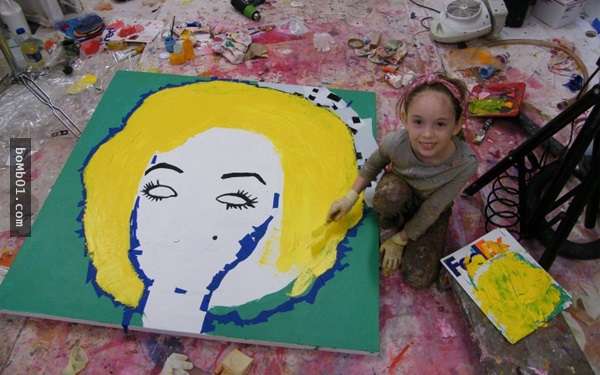 她從5歲開始畫畫以來就被稱作是「畢卡索再世的超級神童」，沒上學卻賺進2億讓爸媽非常為她驕傲！
