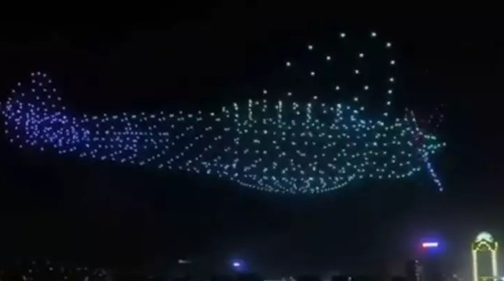 「無人機大會」800架飛行機一齊升空！　空中幻化「巨型畫作」展現驚人操控力