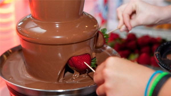 餐廳巧克力噴泉「源源不絕的巧克力」哪來的？　知情網友爆噁爛真相…其他人驚：臥槽不敢吃了