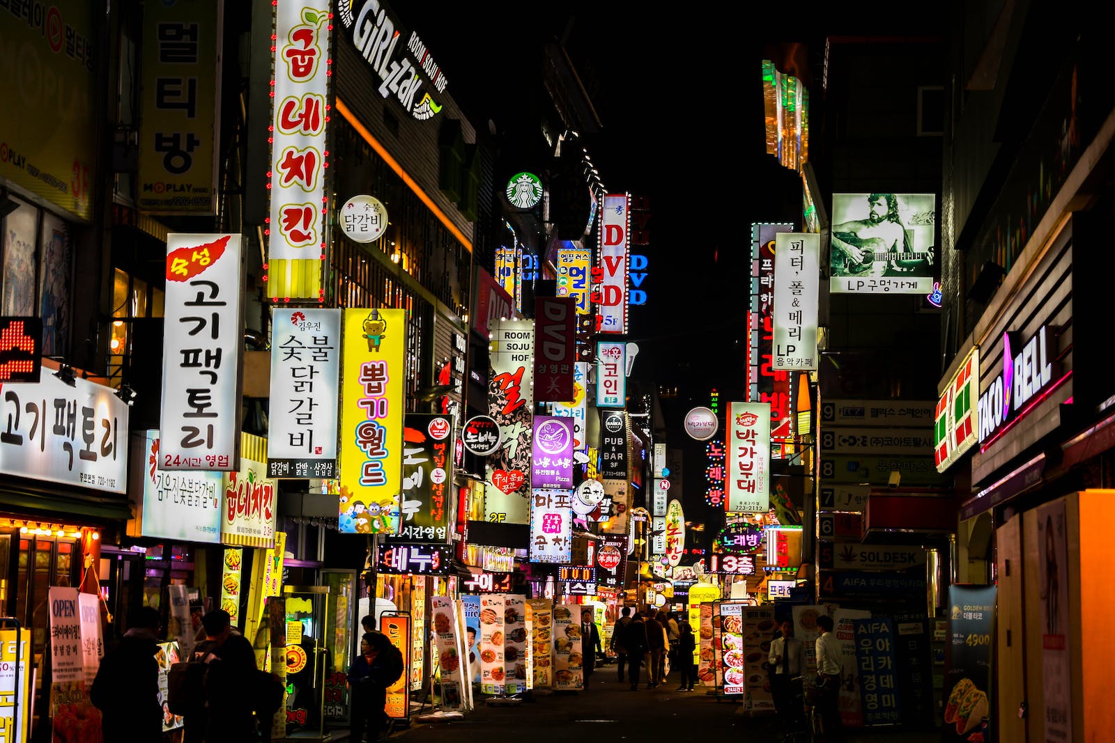 韓國玩5天「只花1.5萬」　13人被關進小房間崩潰：再也不去了！