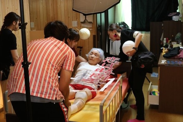 日本臥病在床的老人搖身一變成為「電影大螢幕主角」，海報上「你沒注意到的細節」讓大家都超期待它上映！
