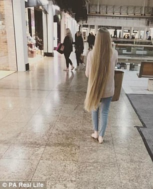 這個女人17年不剪頭髮「現在已經有120公分長」，光是日常的打理就讓她無法離開家裡！