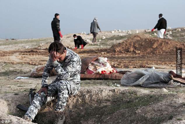 伊拉克士兵在收復ISIS佔領的土地時發現了這個亂葬崗，當他們掀開地上的毯子時…連士兵都崩潰不語。