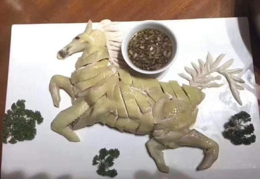 整盤「白切雞」上桌變成一匹馬？　網跪：原來是被做菜耽誤的藝術家