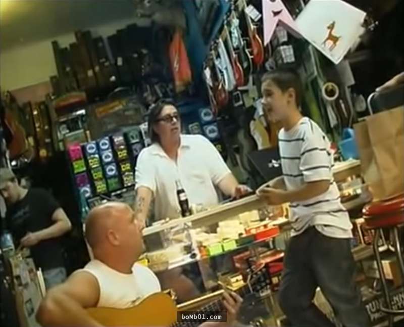 這個小男孩走進樂器店「一開口就讓老闆愣住」，接著的歌聲好聽到老闆還打斷他請朋友來見證！