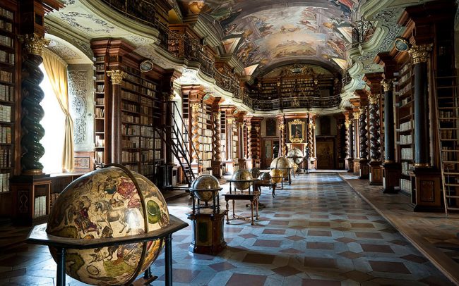 在這裡會想天天去讀書！　歐洲「世界最美圖書館」彩繪穹頂仰頭就被美翻
