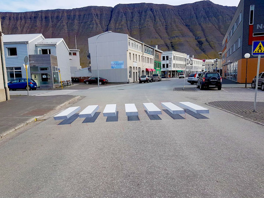 冰島鋪設「3D透視斑馬線」竟然有奇效　不只美觀：交通事故率還大大降低