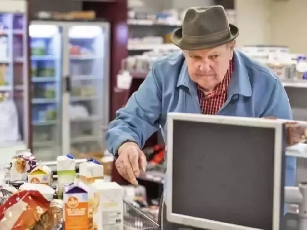超市、郵局…全部攏係假！　虛擬小鎮「8年瞞152名老人」：他們卻活得自由又快樂