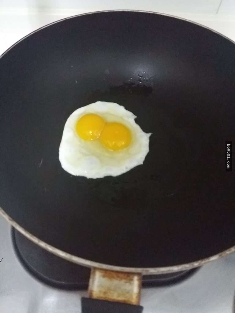 這位網友做早餐打了一顆蛋出現「雙蛋黃」覺得很幸運，打到第三顆蛋時… 他就出門買樂透了！