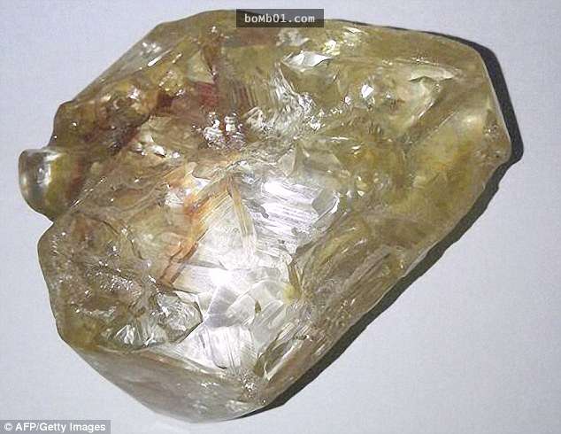 這名牧師發現「706克拉」超級巨鑽，你絕不敢相信「鑽石賣掉後的錢」被他用來做什麼事…