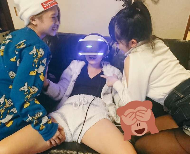嫩妹用VR體驗「超真實男女激戰影片」　旁邊兩位閨密還「出手幫忙」