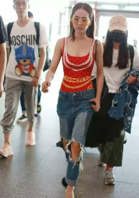 蔡依林「泳衣外穿」出現在機場讓網友超傻眼，但看了歐美名模的照片才驚覺呸姊走在時尚尖端啊！