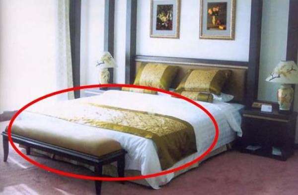 飯店的床尾為什麼總放著一塊布？　歐美人可離不開它！