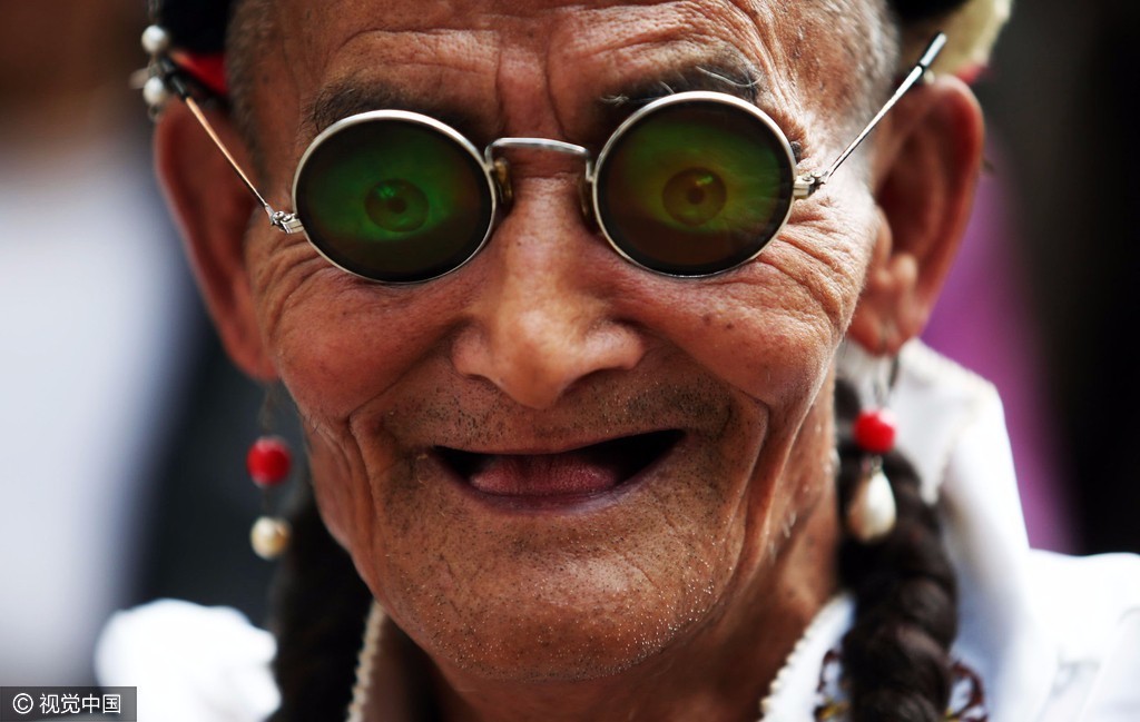 74歲大爺每逢週末就扮成「潮奶奶」上街跳舞，他坦承背後原因其實是「為了96歲老母親」！