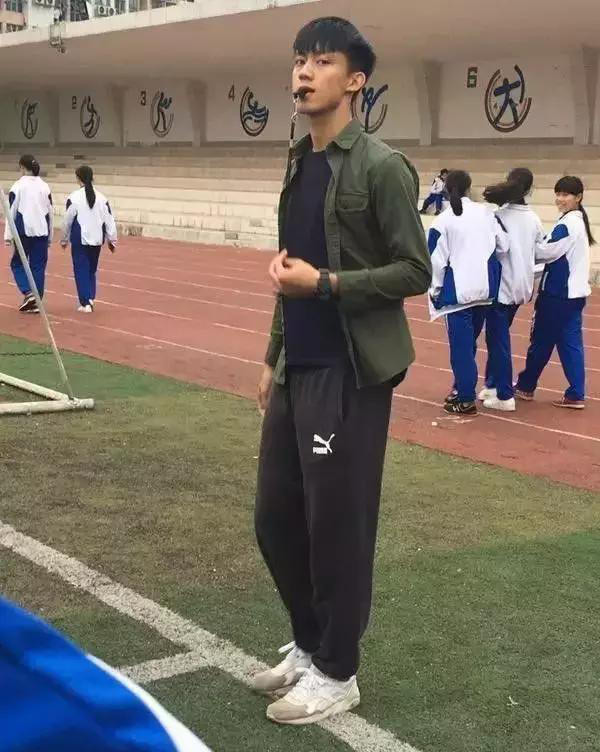 他就是「女學生願意跑10圈只為偷瞄一眼」的體育老師，激似韓星的臉讓大家都想嫁了！