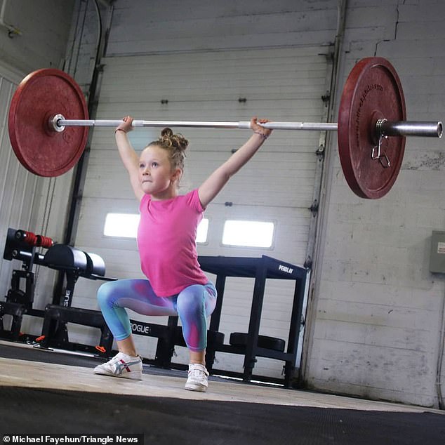 世界最壯7歲小孩！小三妹輕鬆「舉起80kg」　網驚：神力女超人幼年版？
