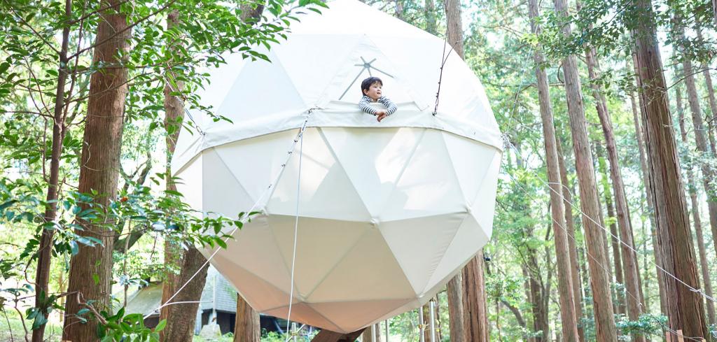 森林公園藏大量「球型帳篷」　超療癒「漂浮露營」實現童年幻想