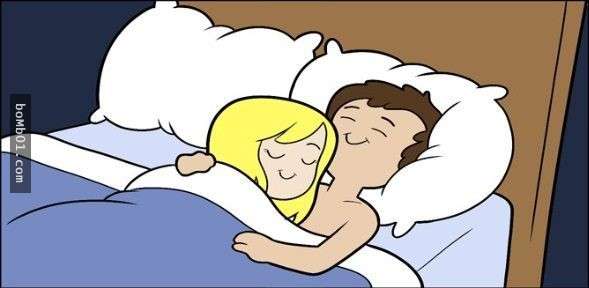 從「晚上抱著睡的姿勢」就能看出你們是屬於哪個階段的情侶，熱戀跟老夫老妻之間的差別太中肯了！