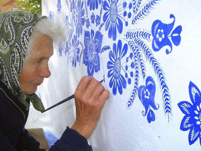 90歲老奶奶「用畫畫」讓村莊活了起來　吸引遊客來朝聖「看房」