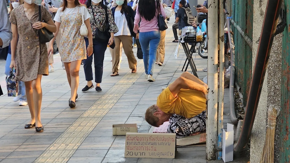 泰國乞丐收入超驚人！每月躺賺8.8萬　官員急籲：拜託遊客別再給錢