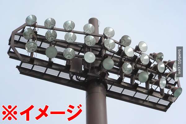 日本惡搞天王買了「體育場LED照明燈」來點亮自己的房間，插頭插下去的那一瞬間…他的精神和肉體都崩潰了！