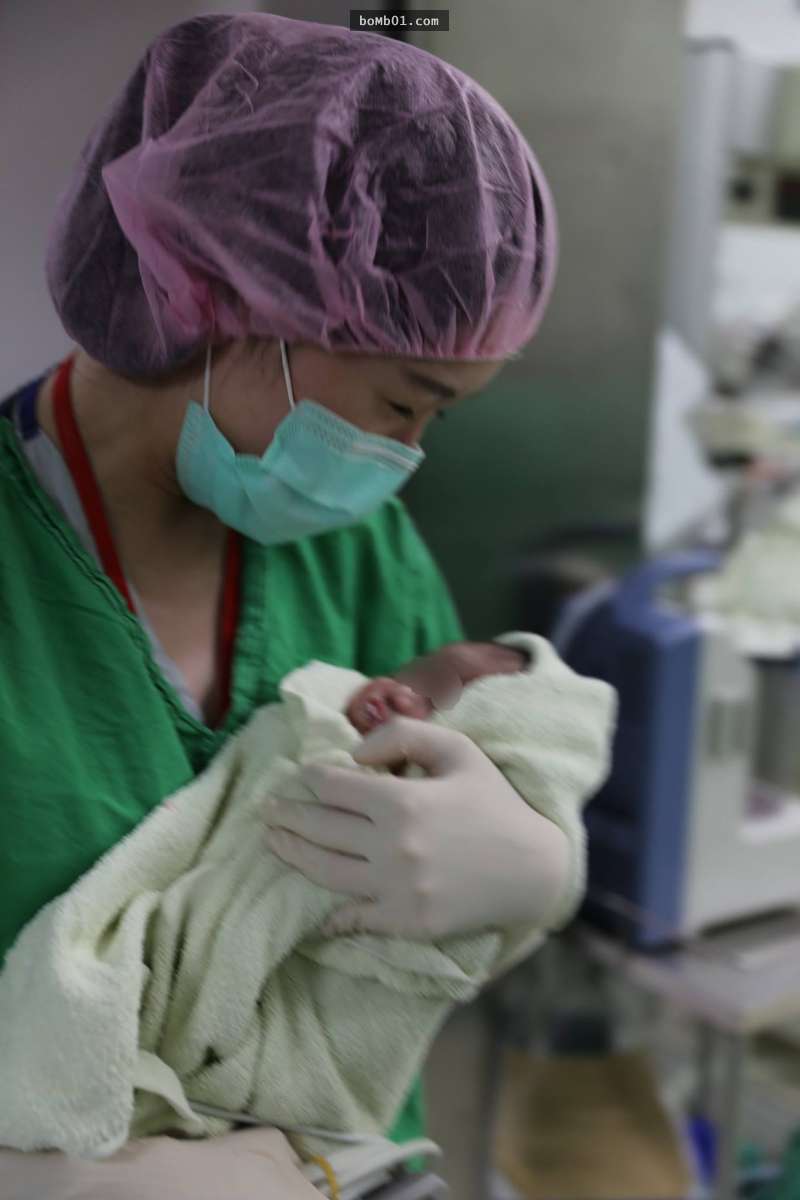 危險產婦「沒錢動手術生產」急到哭，台大醫生「賠錢搶救」感動38萬網友！