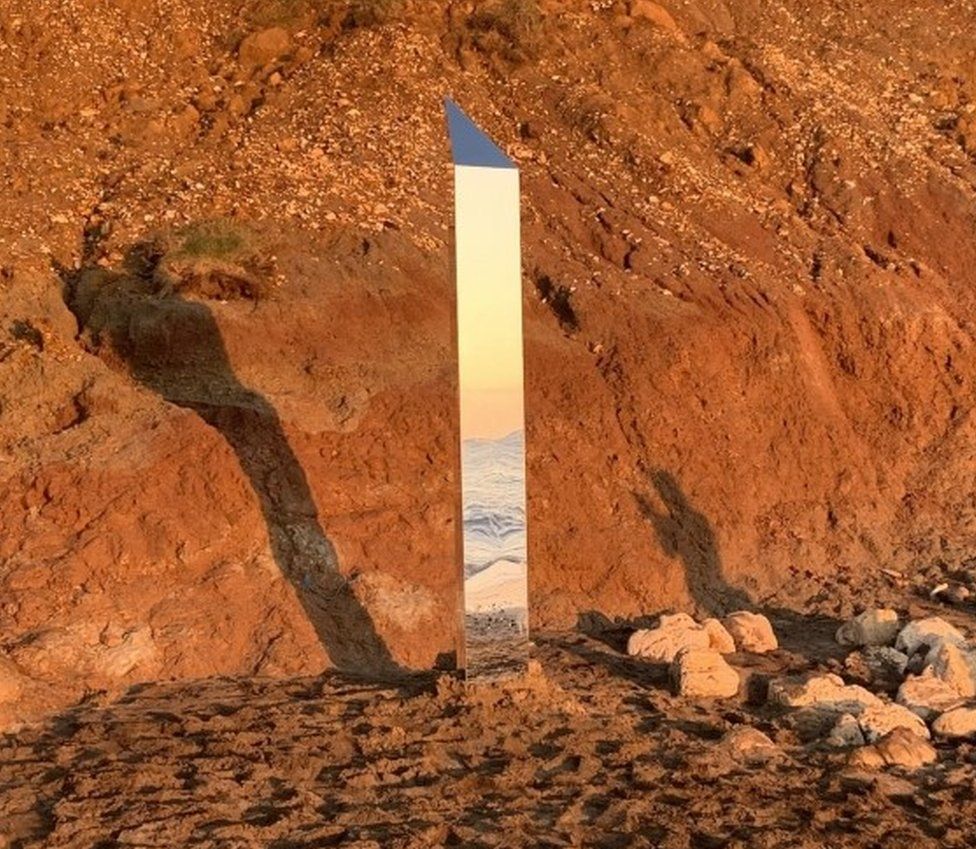 又有金屬碑！　英國小島海邊「驚現第4座巨碑」：材質明顯不同