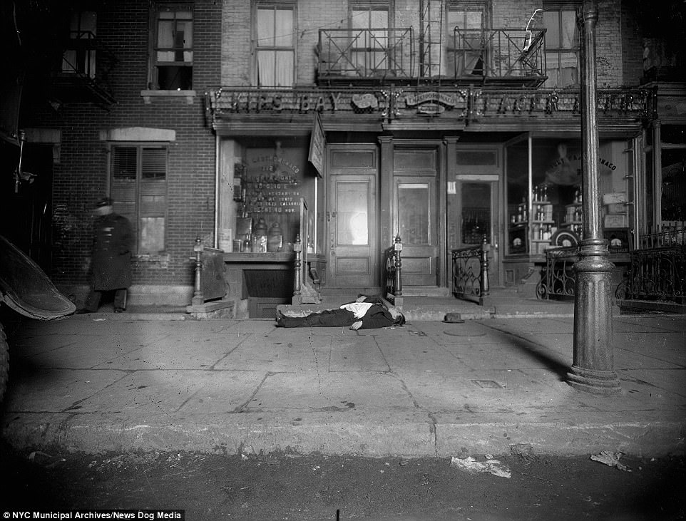 紐約警方首次釋出「當年被禁止公開」的兇殺案現場照片，看似電影場景的畫面卻讓人寒毛直豎！