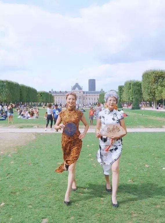相加120歲依舊絕美！2位「神仙奶奶」穿旗袍遊巴黎　優雅氣質「連帥哥都上門合照」