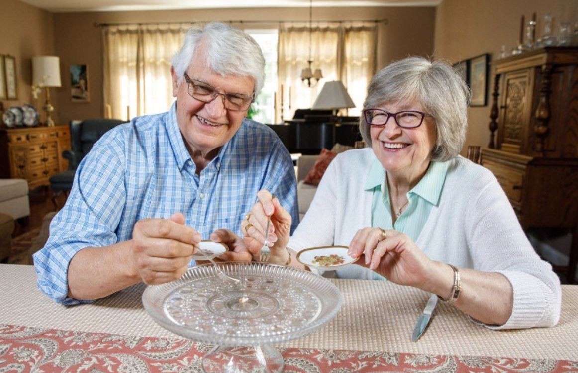 甜蜜老夫妻結婚蛋糕吃49年　曝50周年計劃「收集屑屑做新的」繼續吃