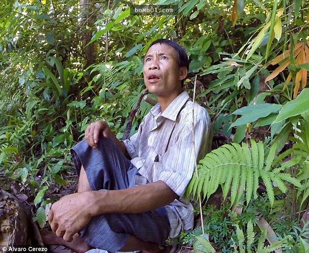這位41歲的「真人版泰山」被爸爸帶進叢林後就再也沒跟外人接觸，原來他是透過這樣才知道世上有女人！