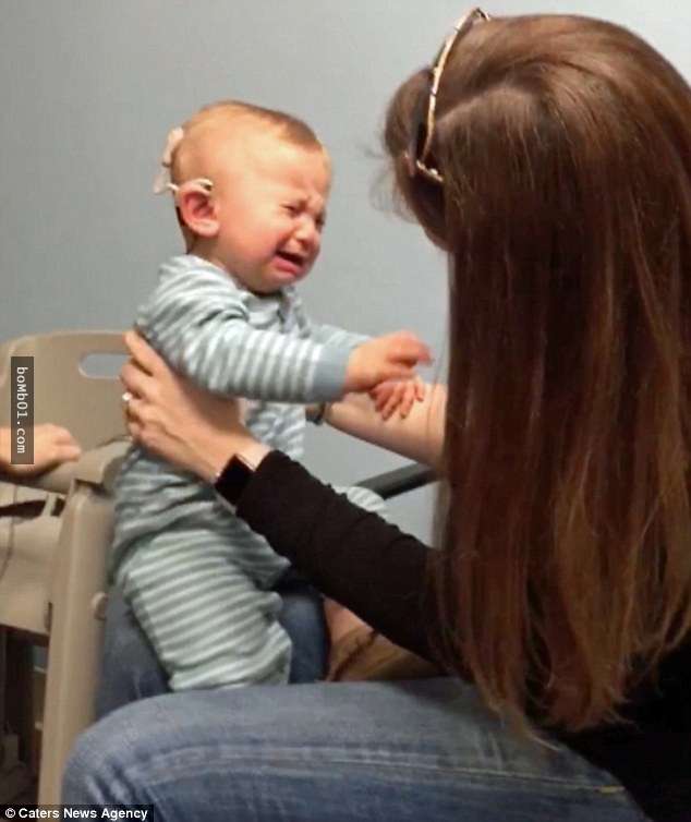 一出生就聽不到的10個月大寶寶「第一次聽到媽媽的聲音」，他當場淚崩的反應讓大家都跟著掉淚！